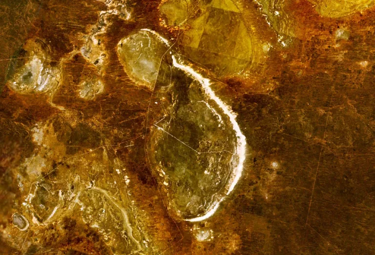 w:Lake Mungo, a dry lake in Australia. Famous archeological site. Lake Mungo is the brown area in the centre, the white line is the Walls of China, a series of sand dunes. The southern portion of Lake Leaghur is visible in the top of the picture.