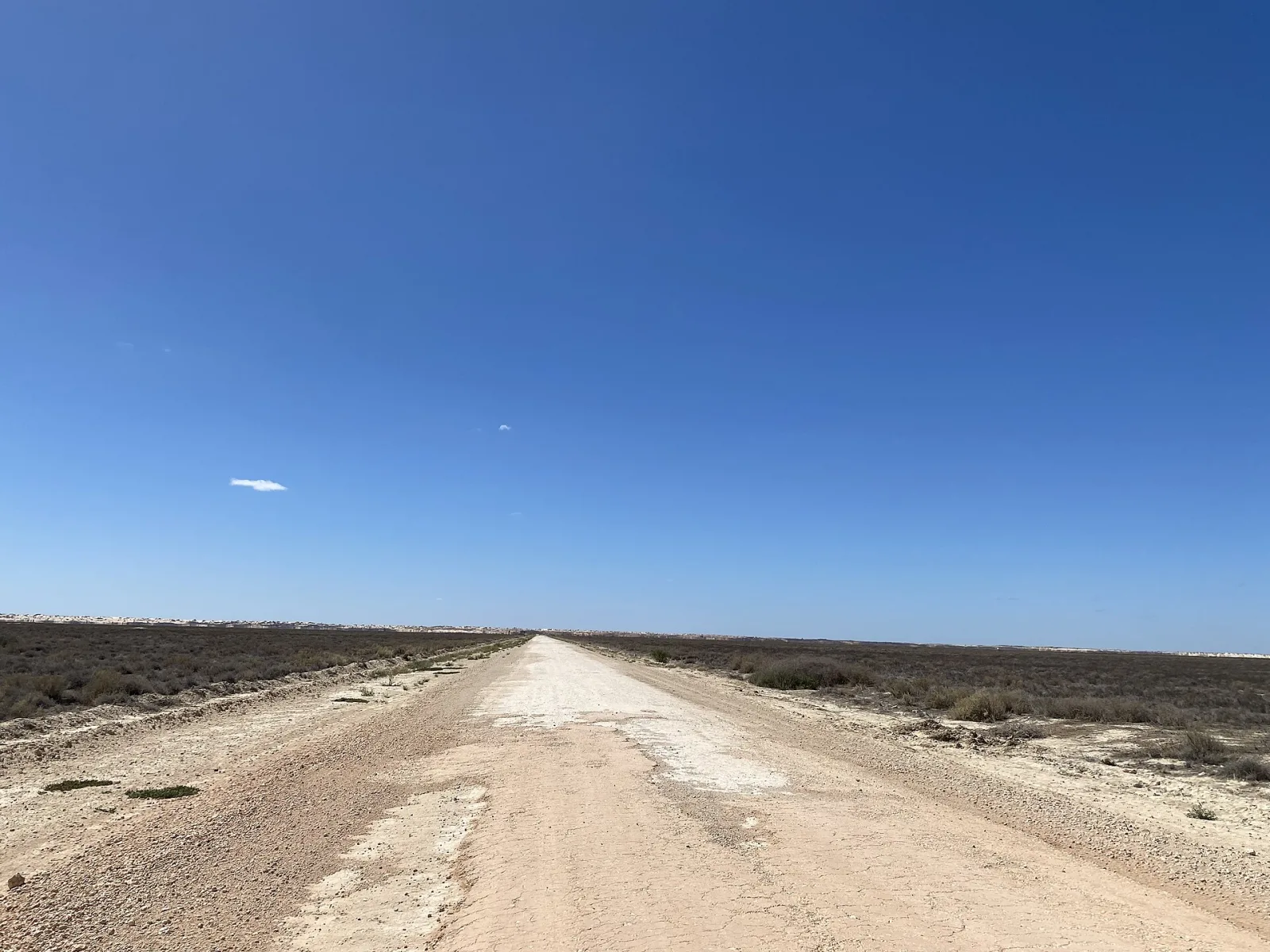 Walls Road towards China Walls within Mungo National Park